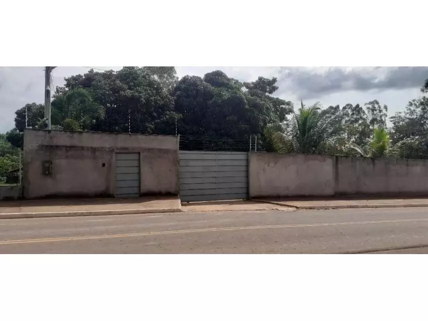 Casa em leilão com 421m² construída e amplo terreno