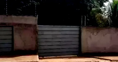 Casa em leilão com 421m² construída e amplo terreno