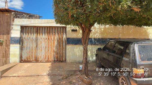 Casa com 2 Quartos, 2 Banheiros e Terraço, 70m² Construídos