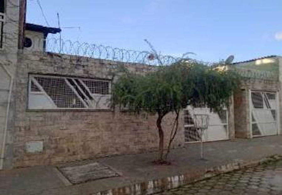 Casa padrão com 3 quartos, 2 banheiros, 1 vaga, 178m² construída, ocupada
