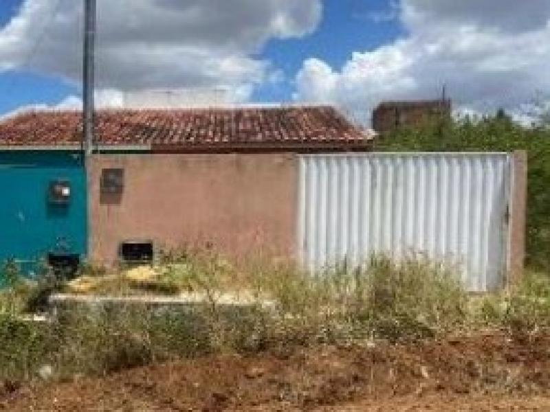 Casa com 1 quarto, 1 banheiro e 1 vaga de garagem, ocupada