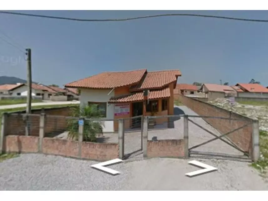 Casa padrão ocupada com 3 quartos, 1 banheiro e varanda