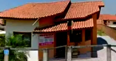 Casa padrão ocupada com 3 quartos, 1 banheiro e varanda