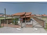 Casa padrão ocupada com 3 quartos, 1 banheiro e varanda