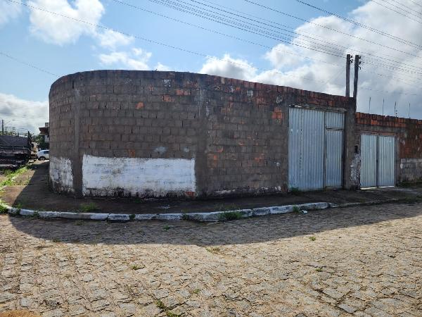 Casa com 2 quartos, 1 banheiro, 1 vaga e 50m² área construída