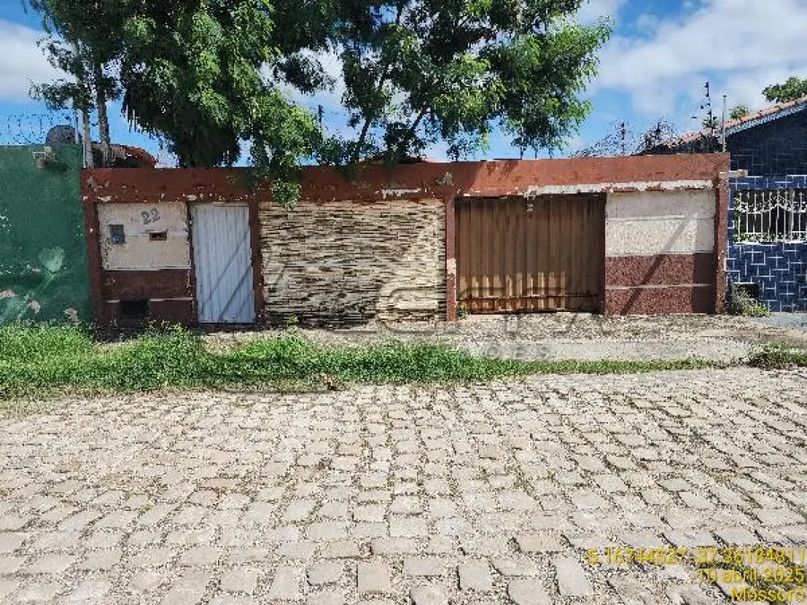 Casa com 230m² de área privativa, 1 varanda, desocupada