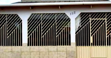 Casa ocupada com 4 quartos, 4 banheiros e 110 m²