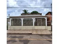 Casa ocupada com 4 quartos, 4 banheiros e 110 m²