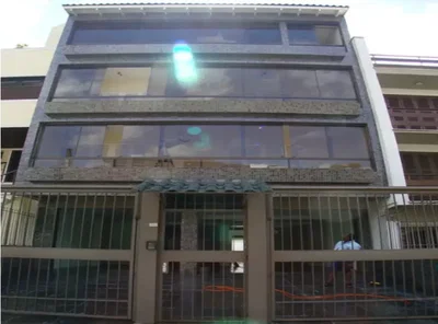 Prédio com 5 apartamentos, 15 quartos e 10 vagas