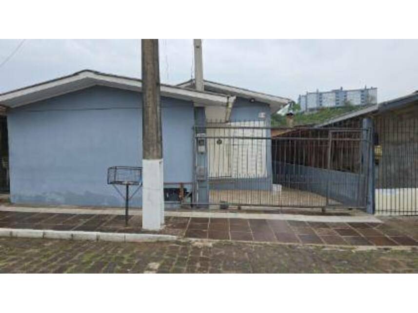 Casa padrão ocupada com 3 quartos, 2 banheiros e 1 vaga