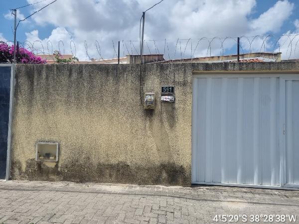 Casa com 85m², 3 quartos, 1 banheiro, terreno 157m², desocupada