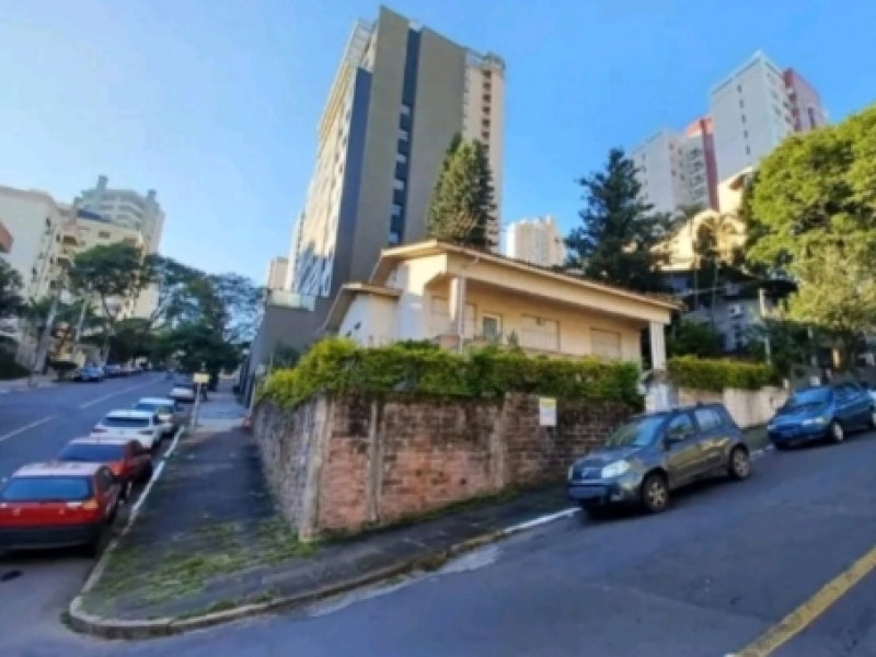 Casa com 3 quartos, 2 banheiros e 3 vagas de garagem