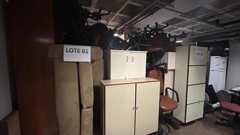 Lote Diversificado com Móveis e Equipamentos