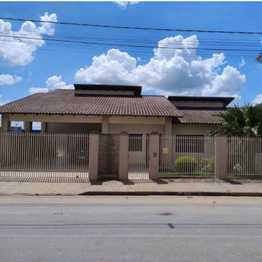 Casa com Piscina e Edícula em Reserva - PR