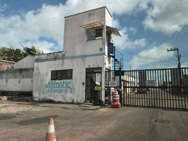 Casa com 3 quartos, 2 banheiros, varanda e 2 vagas de garagem