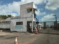Casa com 3 quartos, 2 banheiros, varanda e 2 vagas de garagem