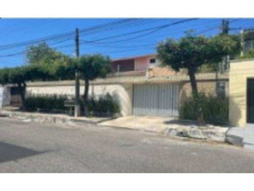 Casa com 306,84m² construídos em Fortaleza