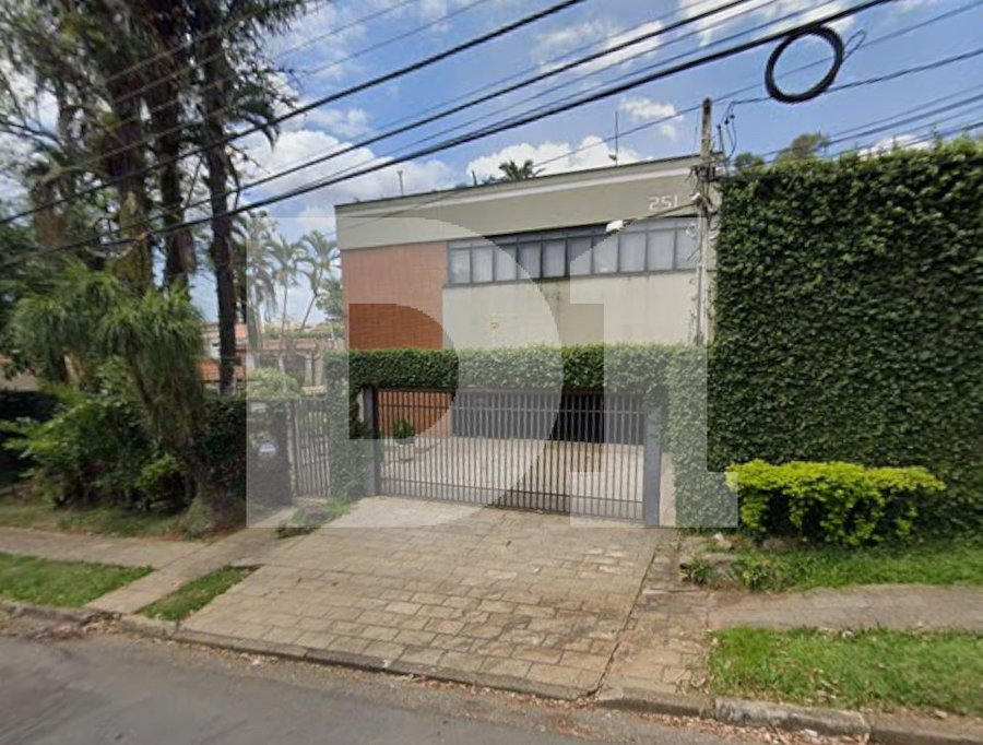 Terreno com 420 m², com piscina e edícula