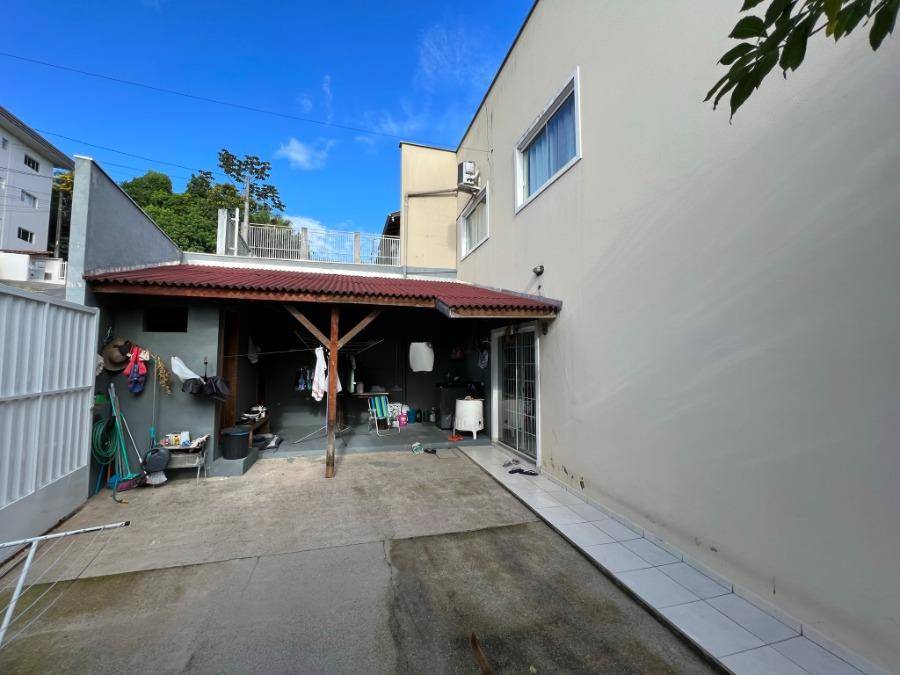 Casa geminada com 2 quartos, 146m² de terreno, ocupada