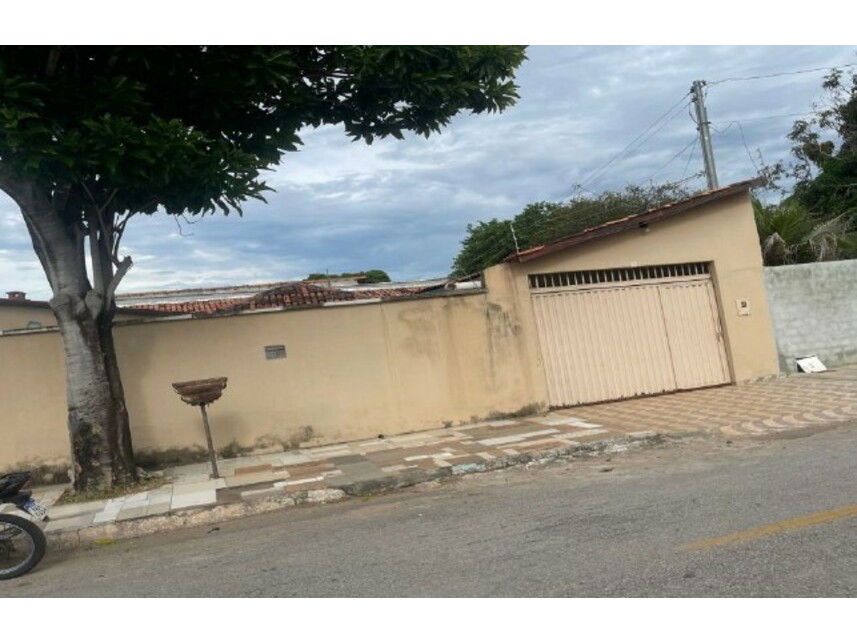 Casa espaçosa com 337,50m² de terreno e 247,52m² construída
