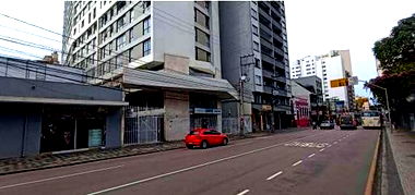 Salão Comercial Amplo em Edifício Histórico