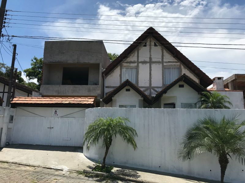 Casa residencial com 2 pavimentos e 258,54m² construída