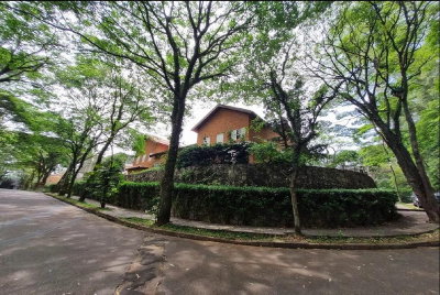 Casa de 832m² em condomínio fechado com amplo terreno