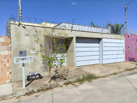 Casa com 300m² de terreno e 190m² construída em Lagoa da Prata - MG
