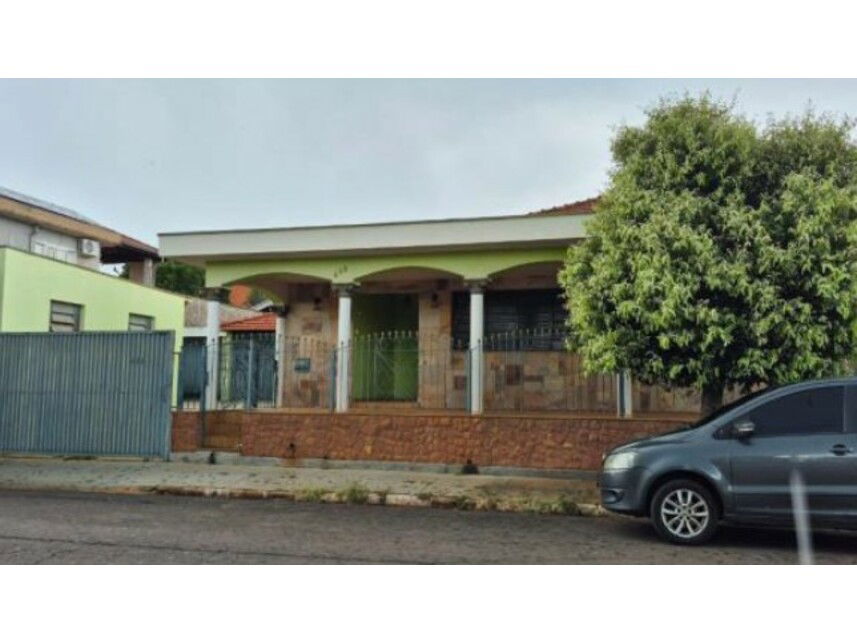 Casa espaçosa com 968m² de terreno e 294,90m² construída
