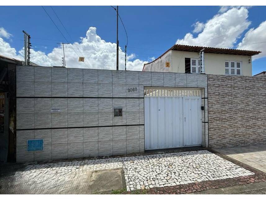 Casa com 227m² de área construída, ocupada
