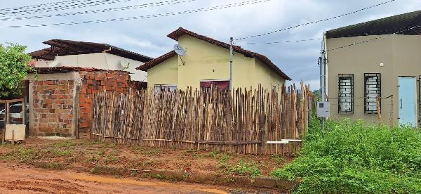 Casa com 3 quartos, banheiro, área de serviço e sala, 69,7m² construída
