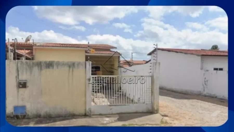 Casa com 2 quartos e 1 banheiro, área construída de 61.87m², desocupada