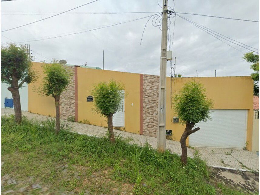 Casa com 301,60m² de terreno e 168,79m² construída em Sobral/CE