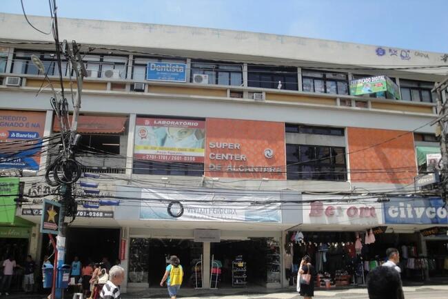 Loja comercial com 2 banheiros e 100m² de área construída