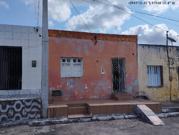 Casa com 6 Quartos e 2 Vagas no Centro de Simão Dias