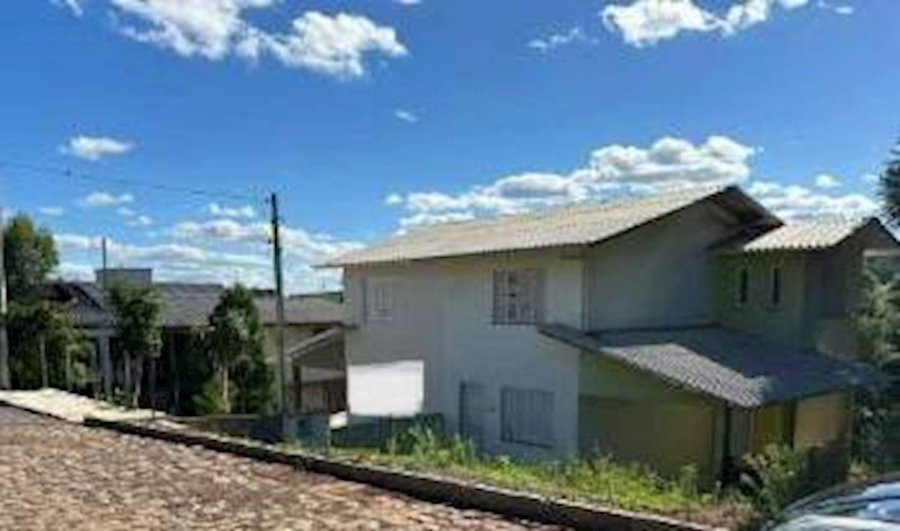 Casa padrão com 2 quartos, 1 banheiro, 1 sala, desocupada