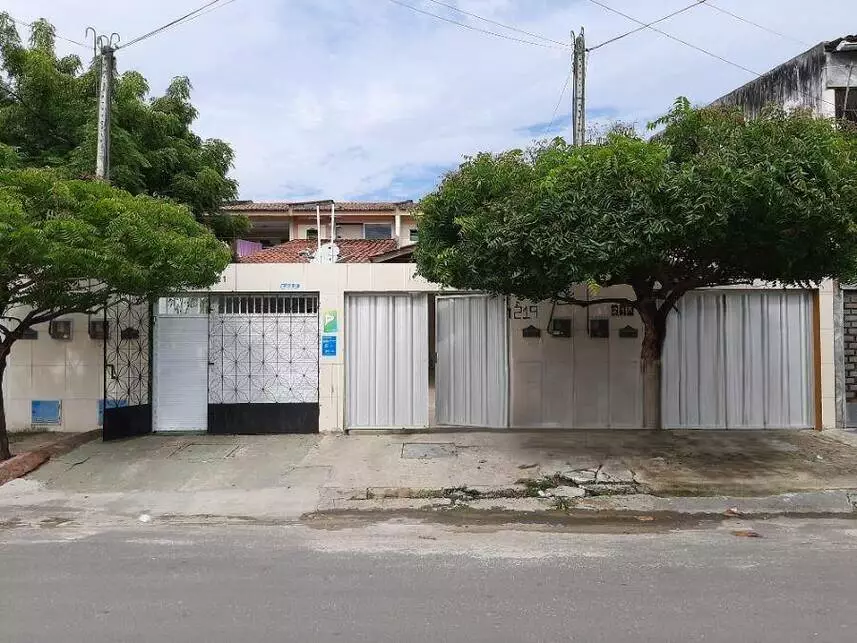 Casa com 1 vaga de garagem, 216m² de terreno, ocupada