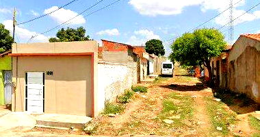 Casa residencial com 69,7m² construída, desocupada