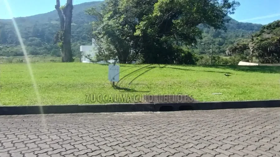 Terreno de 618m² em condomínio horizontal