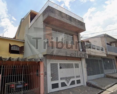 Casa assobradada com 4 quartos, 2 banheiros e 240m² de área construída