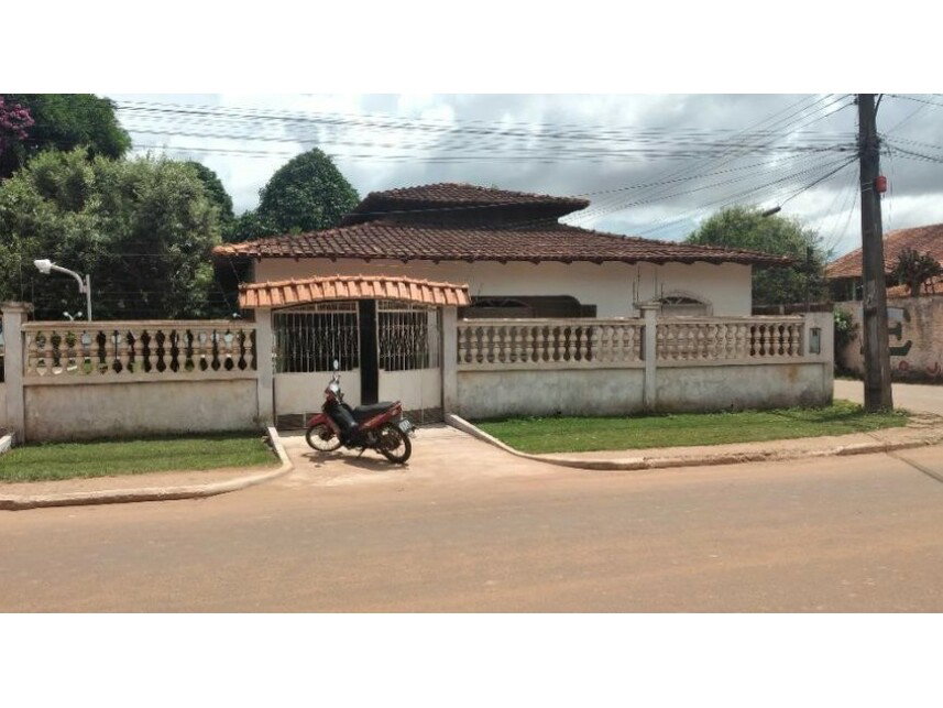 Casa com 107,57m² construída e terreno de 994,80m², imóvel