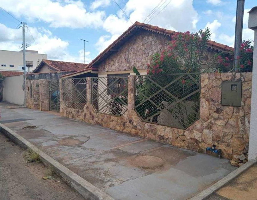 Casa Ocupada com 3 Quartos e 1 Vaga em Morrinhos/GO