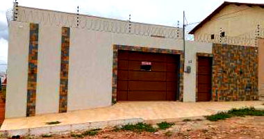 Casa ocupada com 207m² terreno e 127m² construída