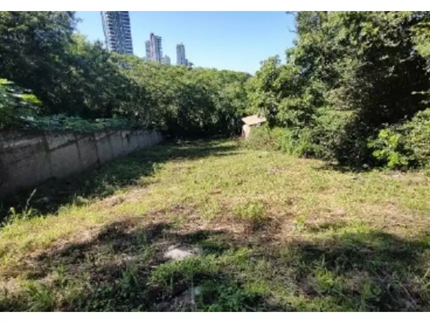 Terreno 699m² - Ocupado