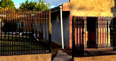 Terreno com duas edificações em alvenaria