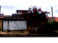 Casa com 3 quartos, 2 banheiros, 263m² construída, desocupada