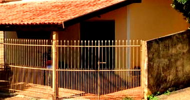 Casa aconchegante com 111m² construídos, 1 banheiro e garagem, perfeita para moradia ocupada