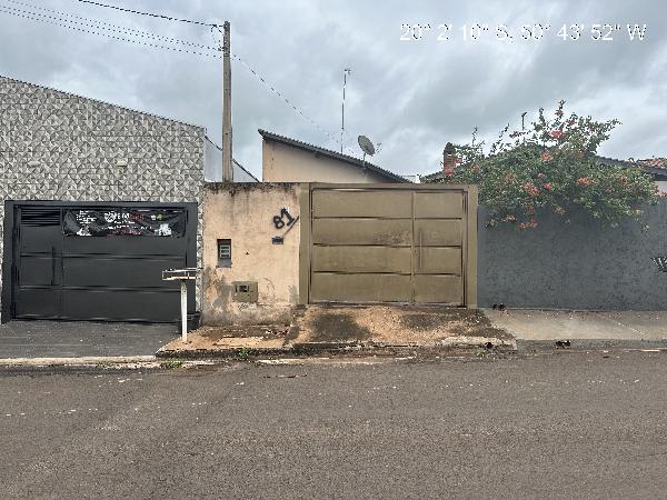 Casa com 2 Quartos e 2 Vagas em Santa Albertina