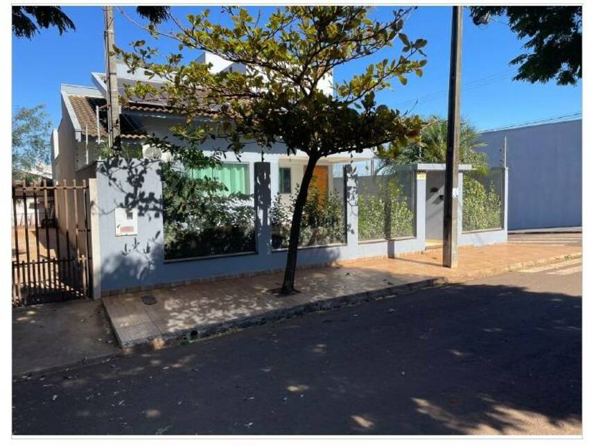 Casa Ocupada com 242m² de Terreno e 224m² Construídos