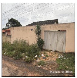 Casa com 3 quartos e 2 banheiros, área construída de 61.87m², desocupada